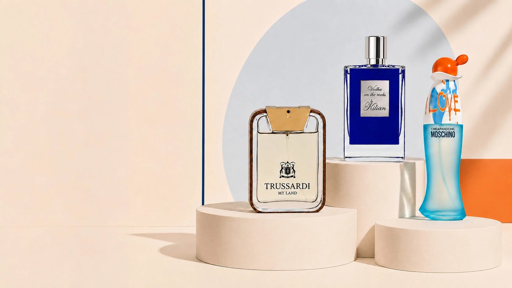 Флаконы Trussardi, Kilian и Moschino на светлых подиумах